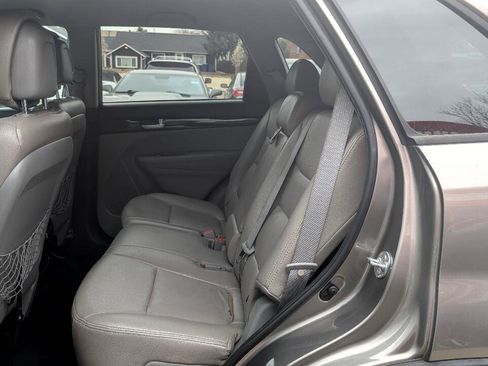 Used 2014 Kia Sorento LX image 9