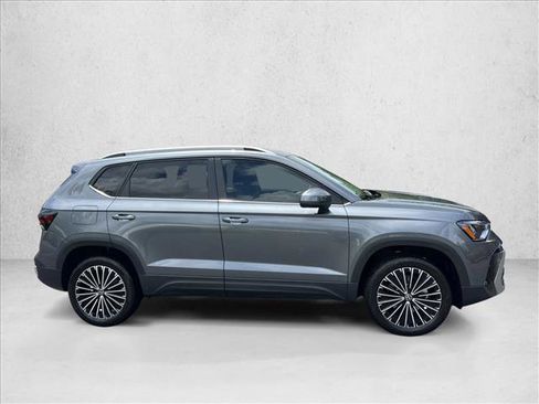 Used 2025 Volkswagen Taos SE FWD image 4