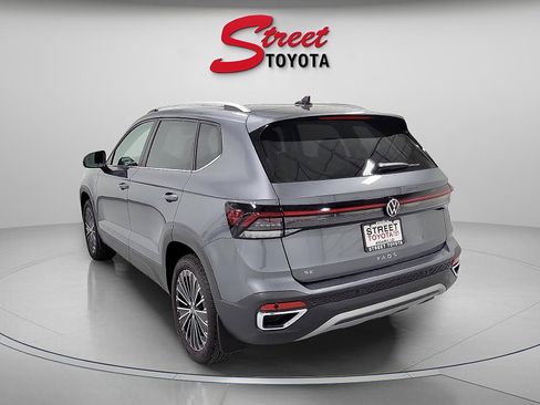 Used 2026 Volkswagen Taos SE FWD image 2