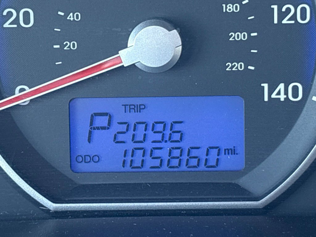 Used 2012 Hyundai Santa Fe GLS FWD image 17