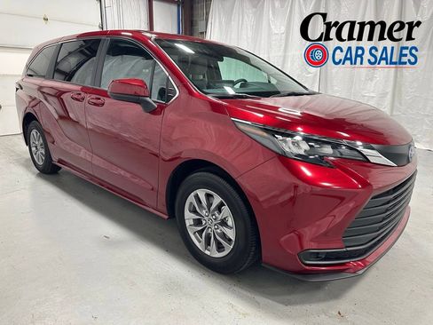 Used 2025 Toyota Sienna LE FWD image 1