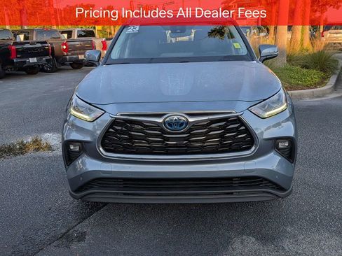 Used 2023 Toyota Highlander Limited FWD image 10