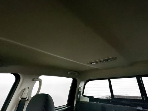 Used 2021 Nissan Titan SV w/ SV Convenience Package image 21