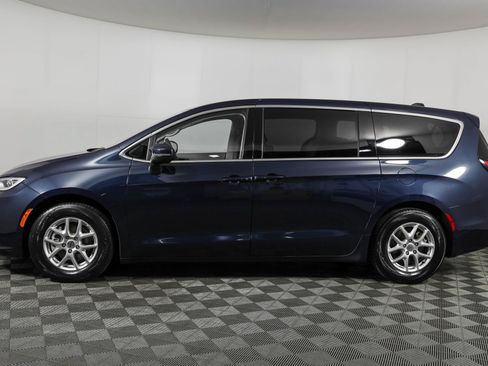 Used 2023 Chrysler Pacifica Touring-L FWD image 19