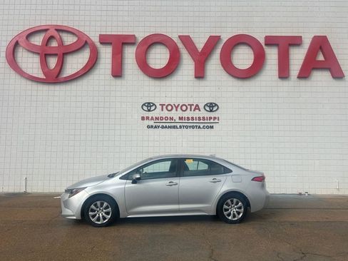 Used 2021 Toyota Corolla LE image 4