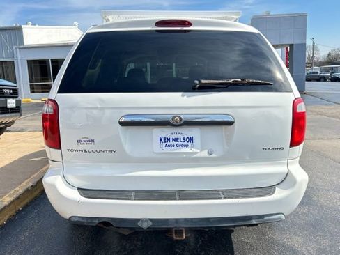 Used 2006 Chrysler Town & Country Touring image 7