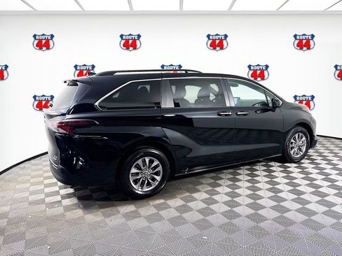Used 2024 Toyota Sienna XLE FWD image 9