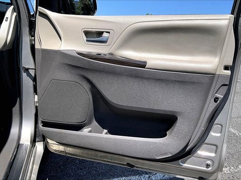 Used 2017 Toyota Sienna XLE FWD image 23