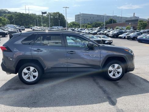 Used 2020 Toyota RAV4 LE w/ Carpet Mat Package AWD/4WD image 7