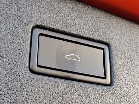 Used 2018 Volkswagen Tiguan SEL image 29