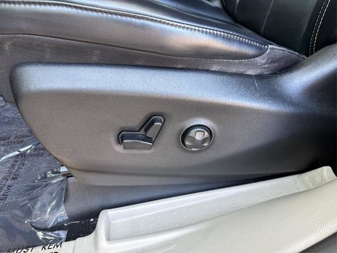 Used 2020 Chrysler Voyager Lxi FWD image 19