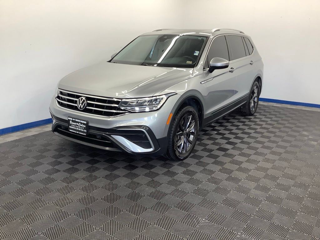 Used 2023 Volkswagen Tiguan SE w/ Panoramic Sunroof Package FWD image 1