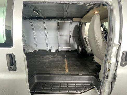 Used 2017 Chevrolet Express 3500 Extended image 9