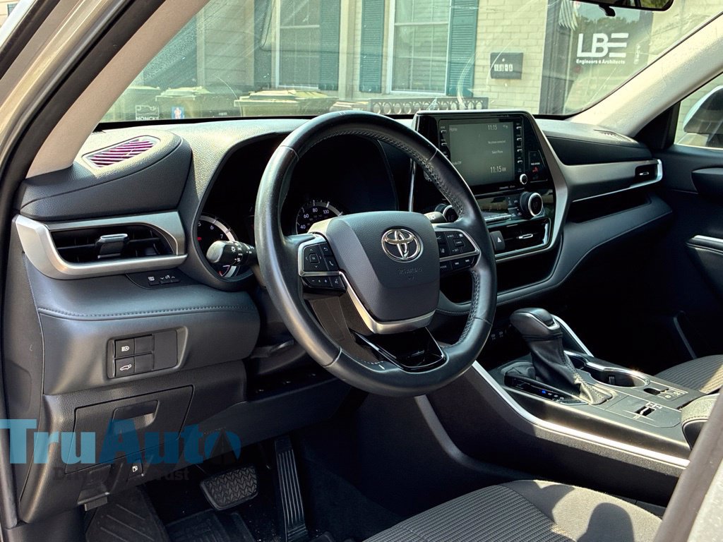 Used 2021 Toyota Highlander LE FWD image 26