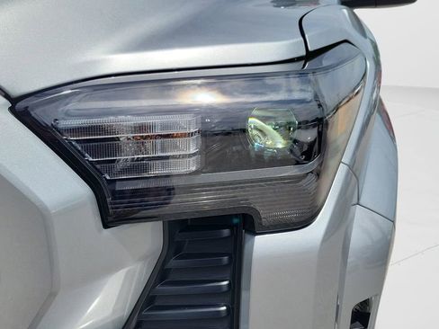 Certified 2025 Toyota Tacoma SR5 AWD/4WD image 24
