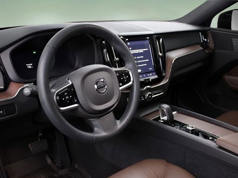 Certified 2025 Volvo XC60 B5 Plus w/ Protection Package Premier AWD/4WD image 14