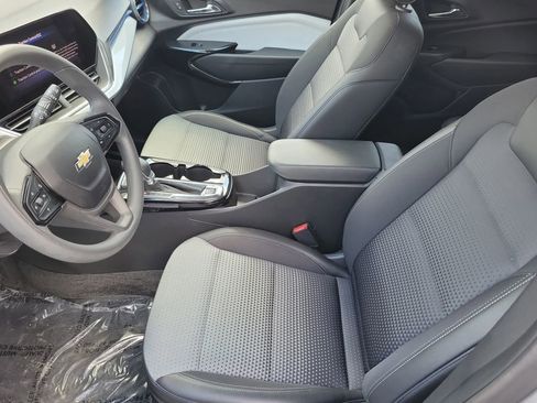 Used 2025 Chevrolet Trax LT FWD image 17