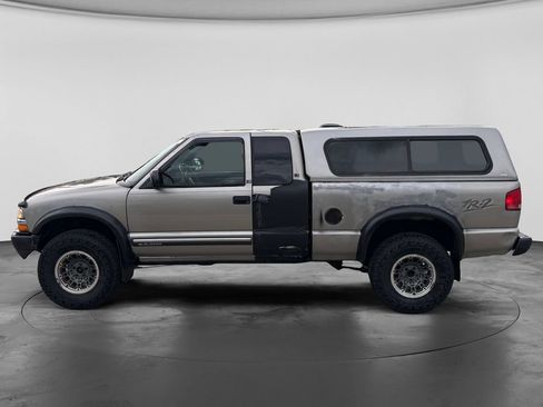 Used 2000 Chevrolet S10 Pickup 4x4 Extended Cab w/ Preferred Equipment Group image 6