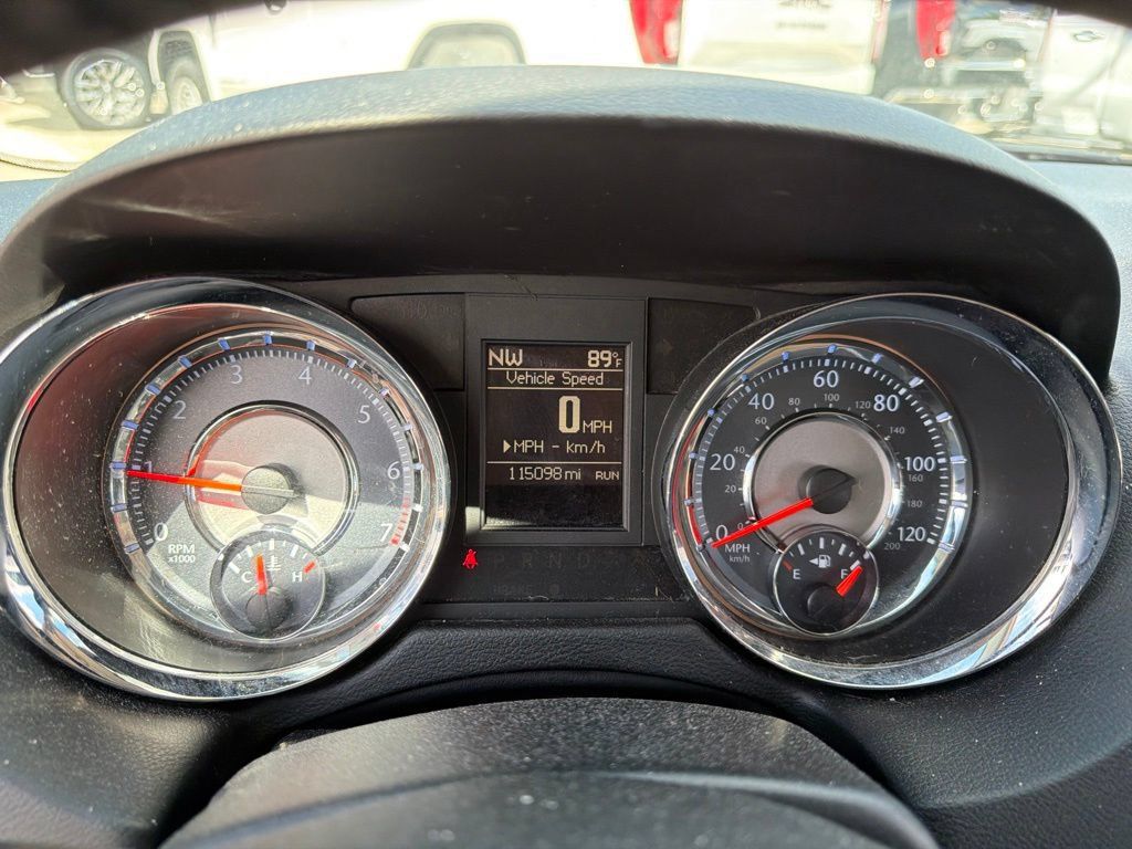 Used 2016 Chrysler Town & Country Touring FWD image 12