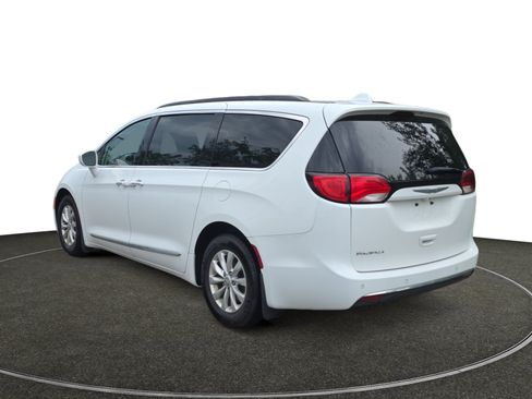 Used 2017 Chrysler Pacifica Touring-L FWD image 3