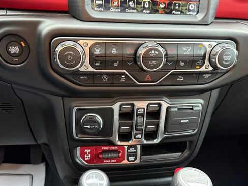 Used 2023 Jeep Gladiator Rubicon w/ Cold Weather Group AWD/4WD image 22