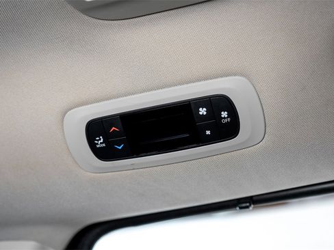 Used 2020 Chrysler Voyager Lxi image 37