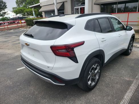 Used 2025 Chevrolet Trax LT w/ LT Convenience Package image 4