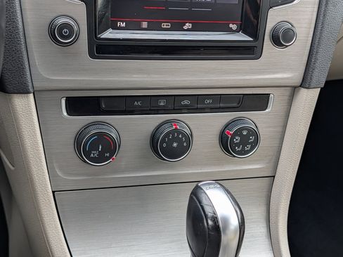 Used 2015 Volkswagen Golf TDI S image 22