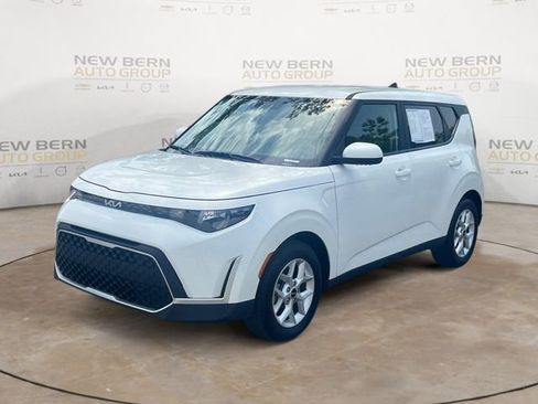 Used 2025 Kia Soul LX FWD image 1