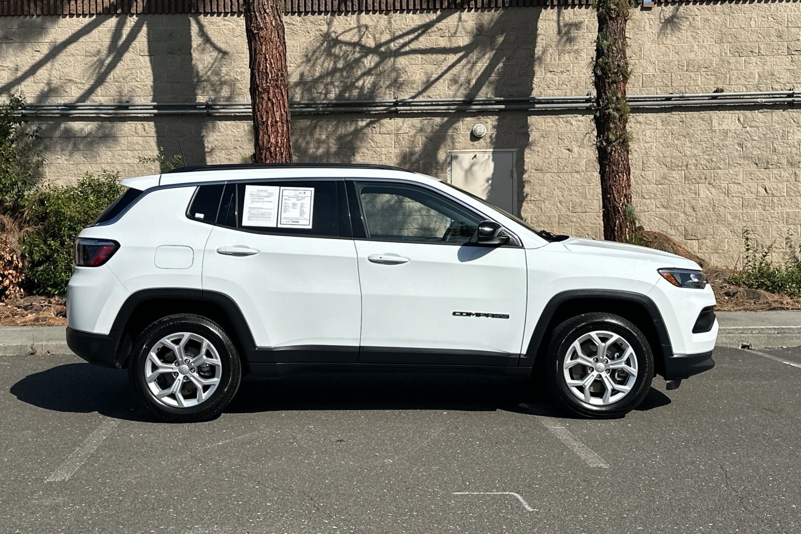 Used 2024 Jeep Compass Latitude AWD/4WD image 2