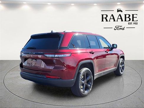 Used 2025 Jeep Grand Cherokee Altitude image 7