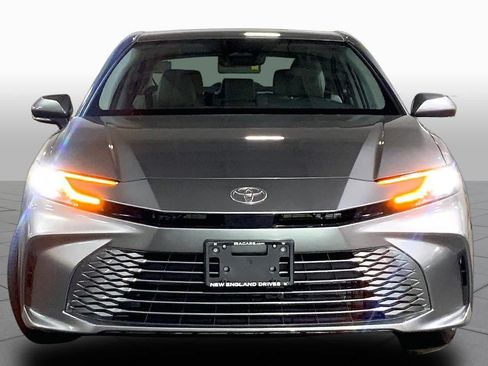 Used 2025 Toyota Camry XLE AWD/4WD image 4