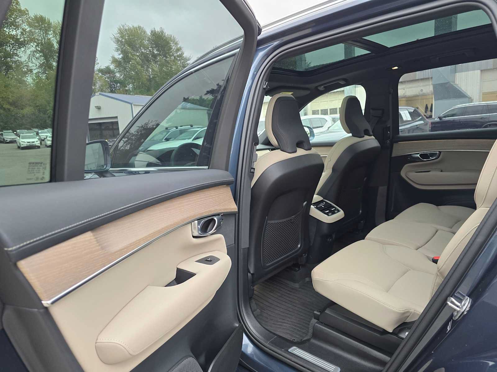 Used 2026 Volvo XC90 B5 Plus w/ Protection Package AWD/4WD image 16