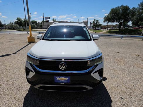 Used 2024 Volkswagen Taos SE FWD image 3