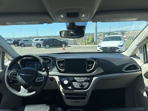 Used 2024 Chrysler Pacifica Touring-L FWD image 21