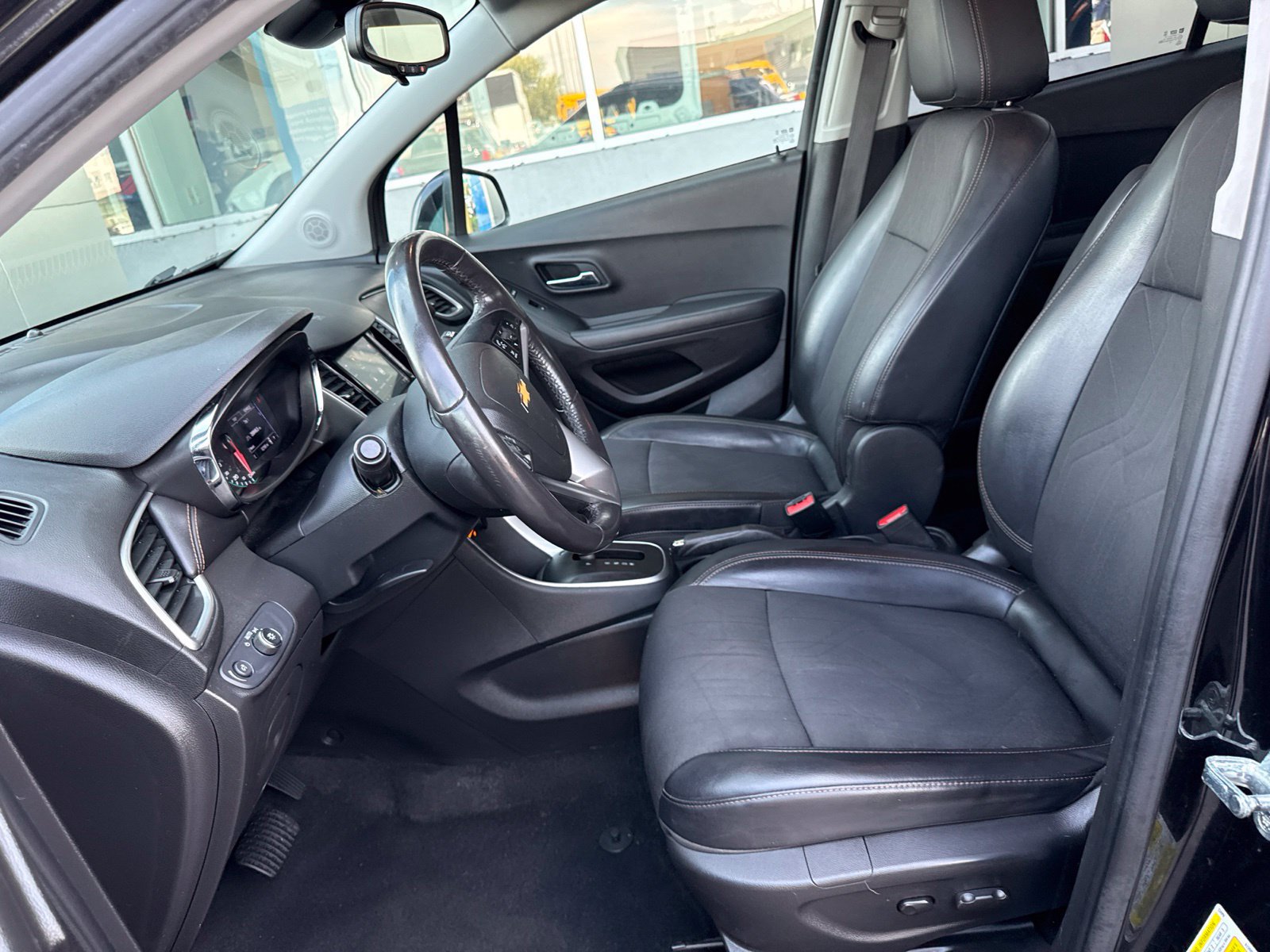 Used 2020 Chevrolet Trax LT w/ LT Convenience Package AWD/4WD image 18