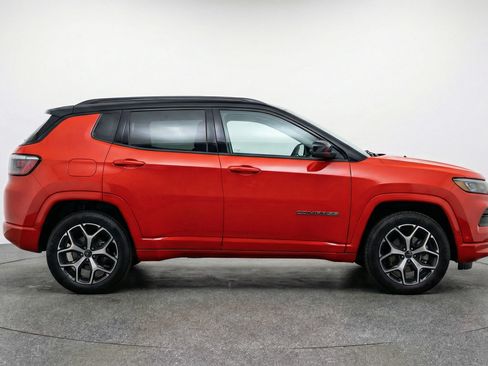 Used 2025 Jeep Compass Limited image 11