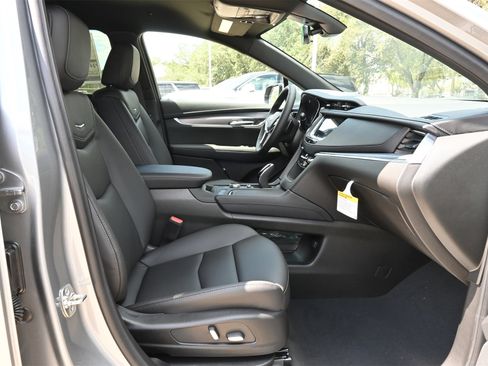 New 2025 Cadillac XT5 Luxury image 26