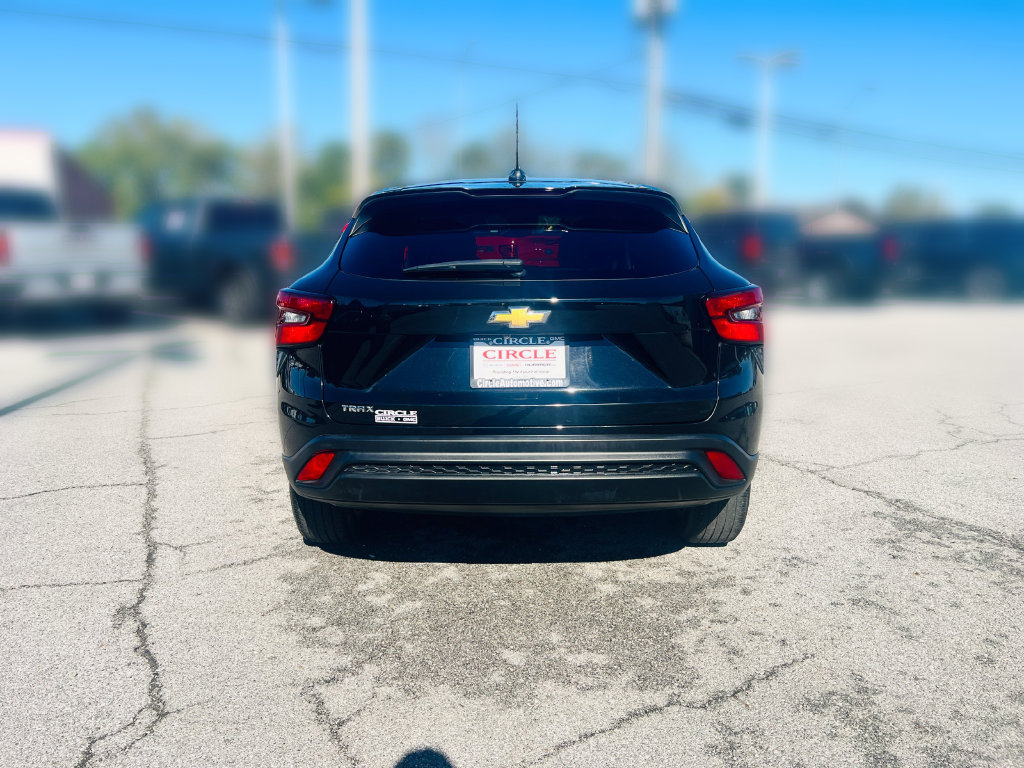 Used 2024 Chevrolet Trax LS w/ LS Convenience Package FWD image 6