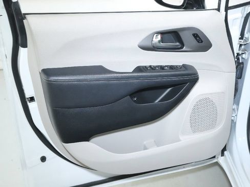 Used 2024 Chrysler Pacifica Limited FWD image 16