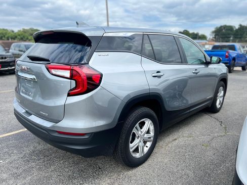 Used 2024 GMC Terrain SLE image 2