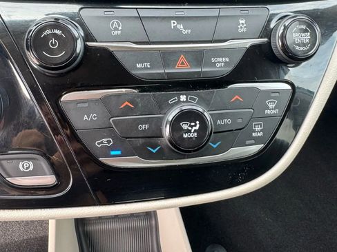 Used 2019 Chrysler Pacifica Touring-L FWD image 12