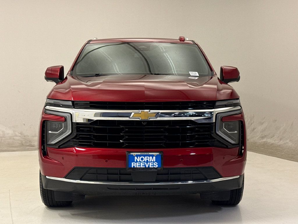 Used 2025 Chevrolet Suburban LS RWD image 3