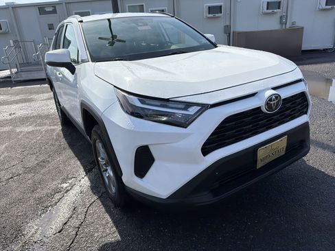 Used 2025 Toyota RAV4 XLE AWD/4WD image 3