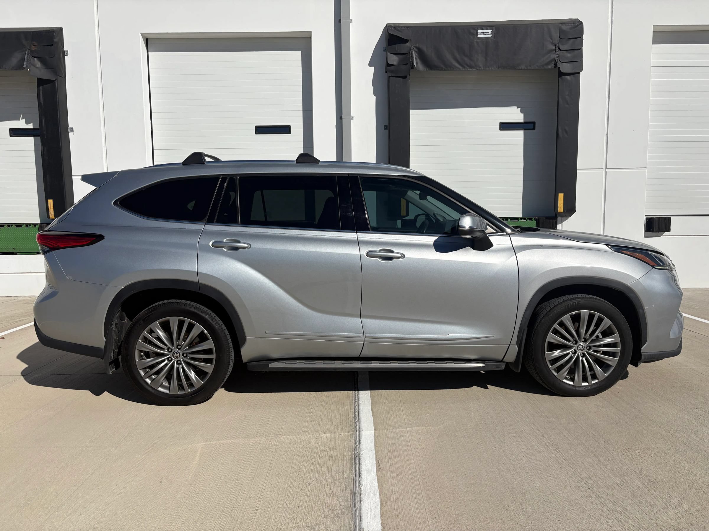 Used 2021 Toyota Highlander Platinum FWD image 3