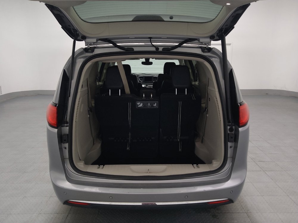 Used 2020 Chrysler Pacifica Touring-L FWD image 29