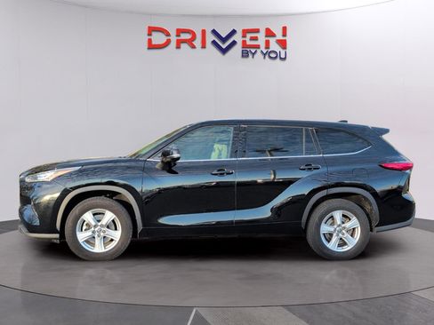 Used 2020 Toyota Highlander LE image 2
