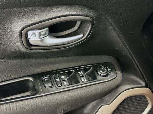Used 2015 Jeep Renegade Latitude FWD image 15