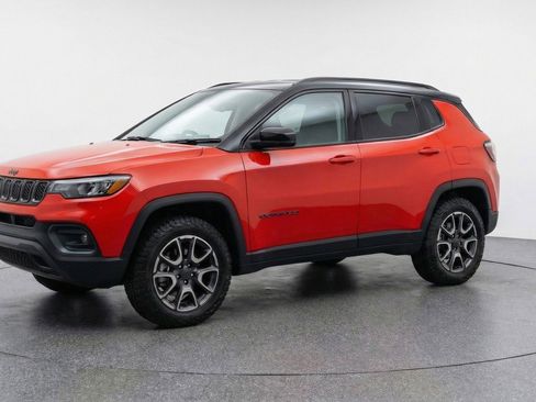 Used 2025 Jeep Compass Trailhawk image 3