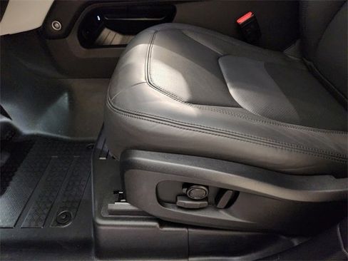 Used 2025 Land Rover Defender 110 X-Dynamic SE image 24